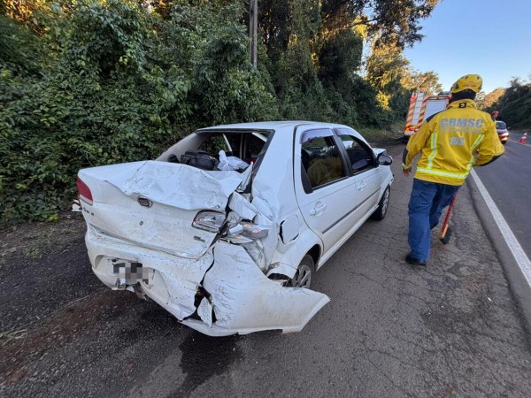 Engavetamento entre carreta e dois carros deixa uma pessoa ferida na BR-163