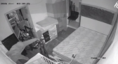 Ladrão quebra vidraça de estabelecimento e furta bicicleta durante a madrugada