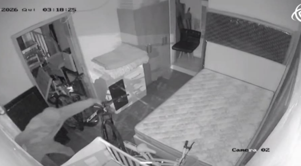 Ladrão quebra vidraça de estabelecimento e furta bicicleta durante a madrugada