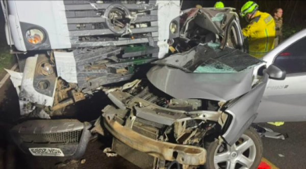 Colisão entre carro e caminhão deixa vítima fatal na SC-283