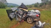 Veículo sai da pista, capota por diversas vezes e fica totalmente destruído na BR-163