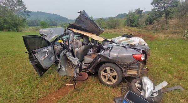 Veículo sai da pista, capota por diversas vezes e fica totalmente destruído na BR-163