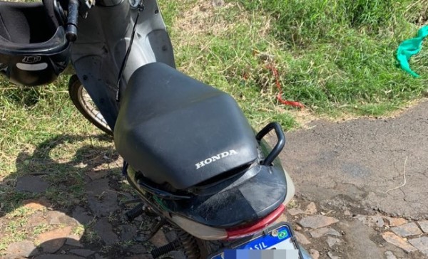 Colisão entre duas motos deixa mulher ferida