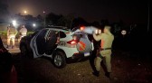Com esposa na garupa, motociclista tenta fugir da PM mas acaba preso