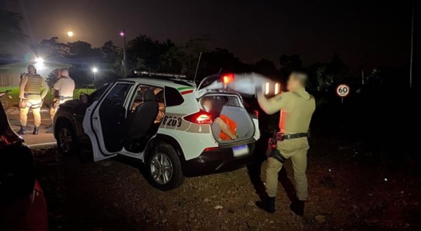 Com esposa na garupa, motociclista tenta fugir da PM mas acaba preso