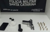 Homem é preso com arma de fogo e drogas após tentar atropelar policiais em abordagem