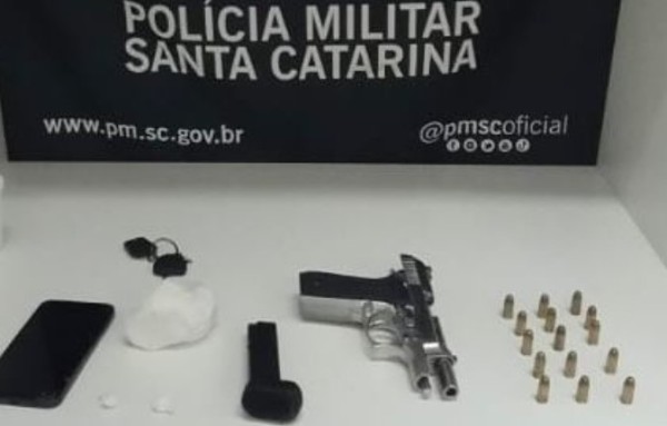 Homem é preso com arma de fogo e drogas após tentar atropelar policiais em abordagem