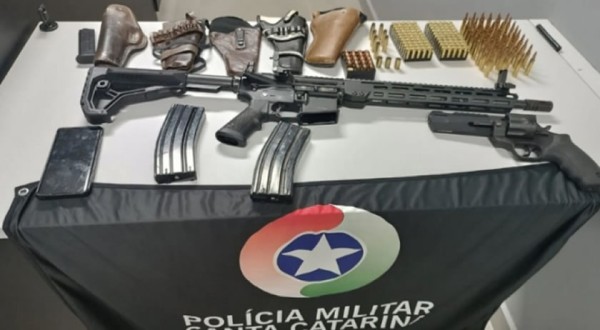 Homem embriagado ameaça matar familiares e é preso com arsenal no Oeste de SC