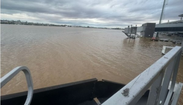Aeroporto de Porto Alegre tem voos suspensos por tempo indeterminado e pode ficar fechados até o fim do mês