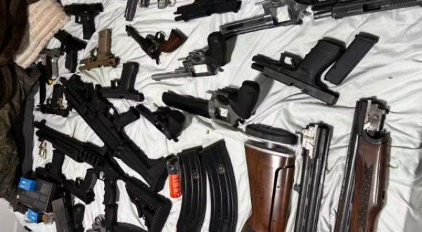 PF apreende 44 armas, R$ 535 mil e cheques de R$ 1 milhão em operação na Bahia