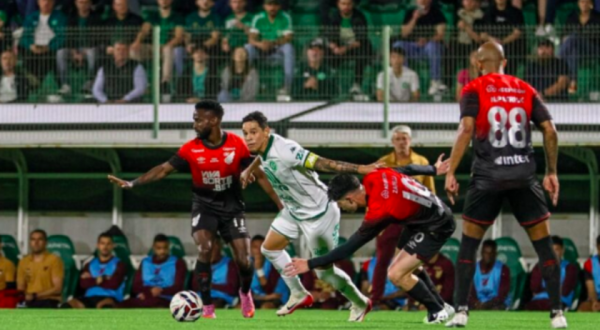 Em jogo com duas viradas, Chapecoense perde para o Athletico pela Série B