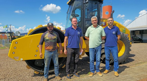 Município recebe novo rolo compactador para reforçar infraestrutura