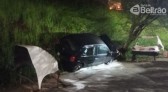 Homem fica ferido após carro bater em caminhão e despencar de barranco, no trevo do Alvorada