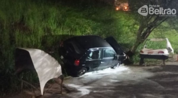 Homem fica ferido após carro bater em caminhão e despencar de barranco, no trevo do Alvorada