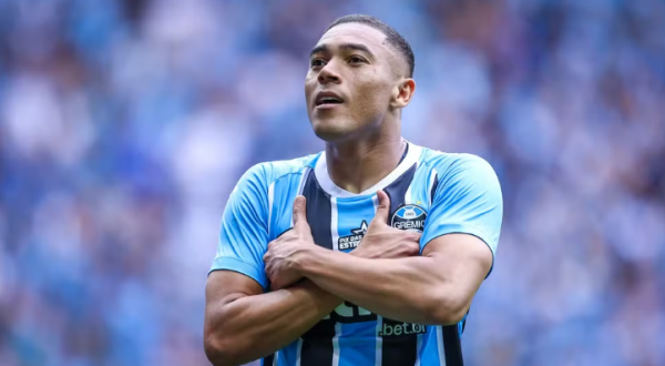 Carlos Vinicius descarta pré-contrato e mantém foco no Grêmio; Atlético-MG fez sondagem