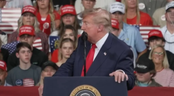 Trump questiona eleição no Brasil sem apresentar provas e diz gostar de Lula