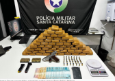 Homem tenta fugir da polícia e acaba preso com mais de 30 kg de maconha, arma e munições
