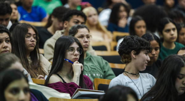 Mais de 11 mil estudantes de Santa Catarina participam de aulões preparatórios para o Enem 2026