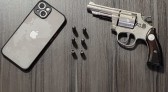 Homem é preso por porte ilegal de arma de fogo em frente a casa de shows
