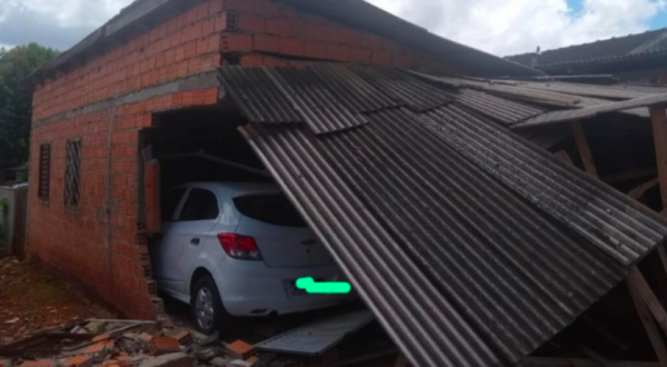 Criança é atropelada ao ter casa invadida por carro em Chapecó
