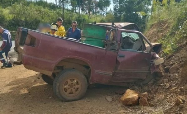 Motorista morre após bater caminhonete contra barranco no Meio-Oeste