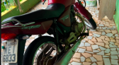 Motocicleta é furtada em plena luz do dia no estacionamento de estabelecimento comercial
