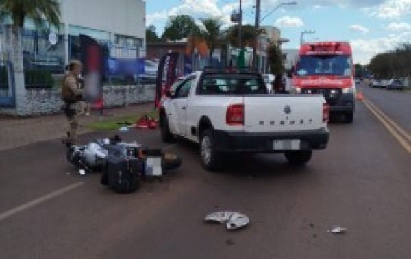 Homem é conduzido ao hospital após colisão entre carro e moto