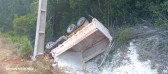 Motorista de 67 anos morre em capotamento de caminhão
