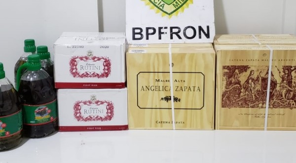 Polícia Militar e BPFRON apreendem produtos argentinos em abordagem a ônibus