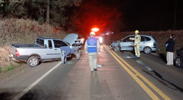 Colisão frontal deixa dois feridos na PR-180