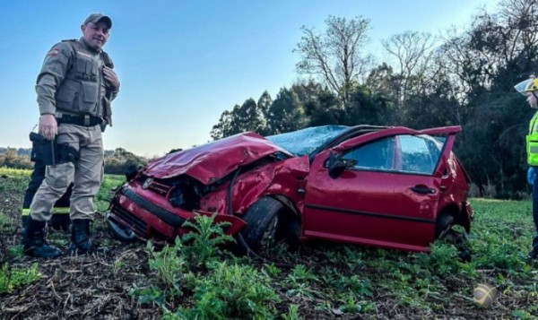 Carro capota e motorista sai caminhando no interior de São Miguel do Oeste