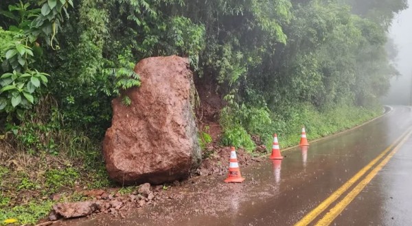 Deslizamento gera alerta para motoristas na ITG-070
