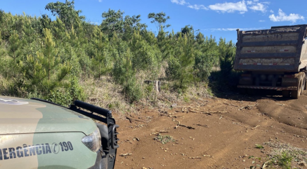 Polícia Militar Ambiental recupera dois caminhões furtados no Oeste de SC