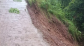 Desmoronamento de terra interdita estrada na comunidade de Seis Barras