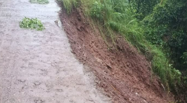 Desmoronamento de terra interdita estrada na comunidade de Seis Barras