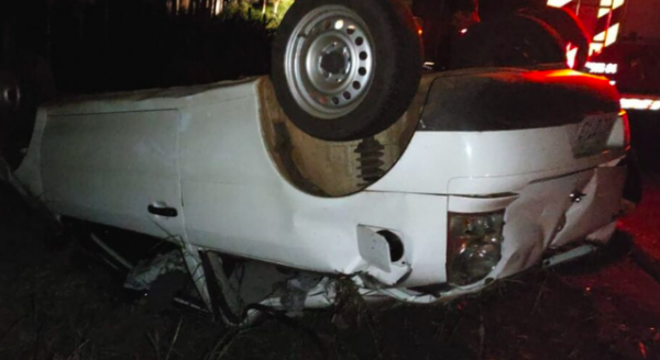 Jovem de 23 anos morre após carro sair da pista e capotar em Palmitos