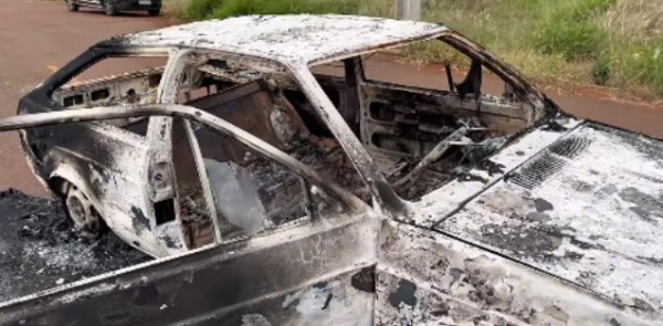 Automóvel Gol furtado é encontrado incendiado