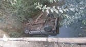 Carro de família com três crianças capota em riacho e vítimas ficam ilesas, em Rebouças