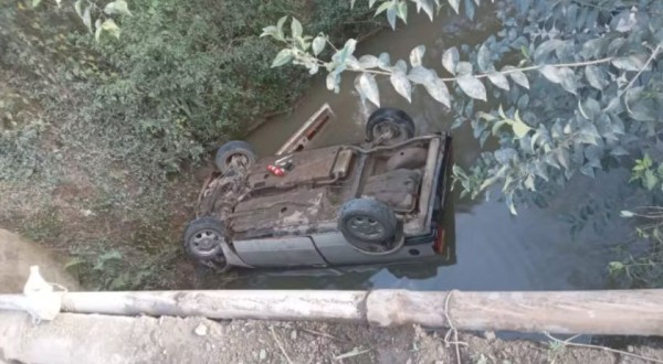 Carro de família com três crianças capota em riacho e vítimas ficam ilesas, em Rebouças