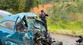 Colisão entre van de prefeitura e carro deixa cinco mortos em Minas Gerais