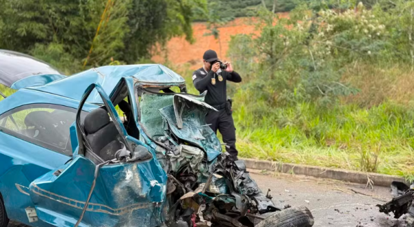 Colisão entre van de prefeitura e carro deixa cinco mortos em Minas Gerais