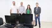 Sicoob São Miguel realiza doação de quatro computadores para o Departamento Municipal de Educação