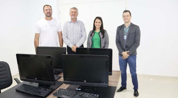 Sicoob São Miguel realiza doação de quatro computadores para o Departamento Municipal de Educação