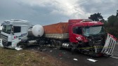 Colisão envolvendo três caminhões deixa uma vítima encarcerada no Oeste de SC