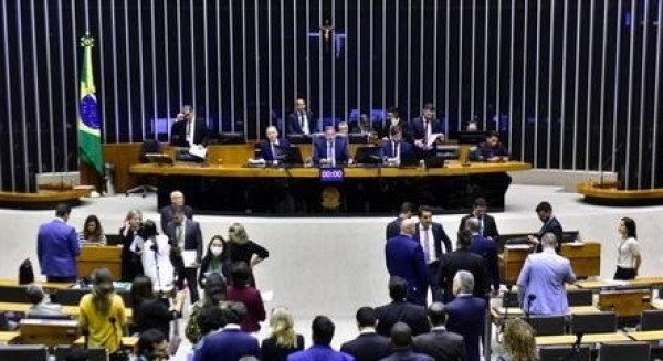 Deputados aprovam texto-base da regulamentação da reforma tributária
