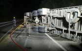 Carreta tomba e mobiliza Corpo de Bombeiros na BR-282