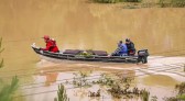 Barco é usado para transportar corpo até cemitério durante enchente