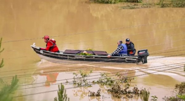 Barco é usado para transportar corpo até cemitério durante enchente
