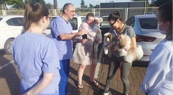 Paciente do Hospital Regional recebe visita de seus animais de estimação