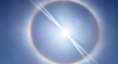 Halo solar chama a atenção de moradores e colore o céu nesta terça-feira